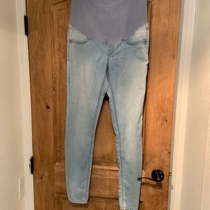 Maternity skinny jeans or comfort jeans